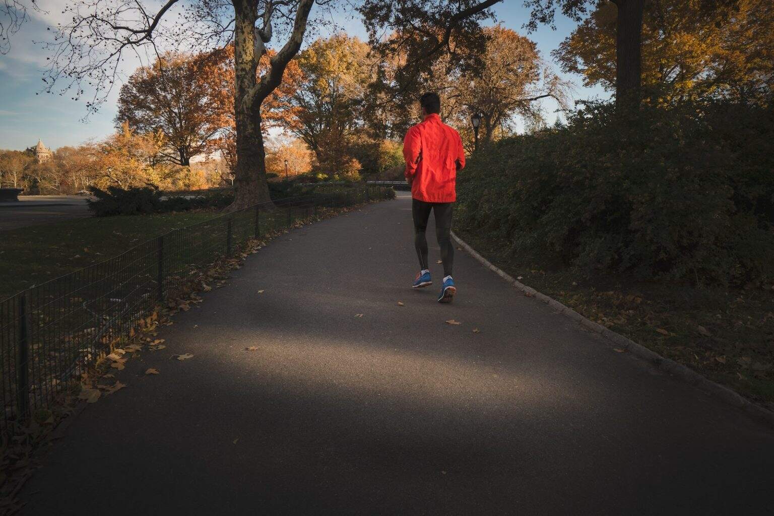 Courir avec un K-way fait-il maigrir davantage ? person jogging near park during daytime