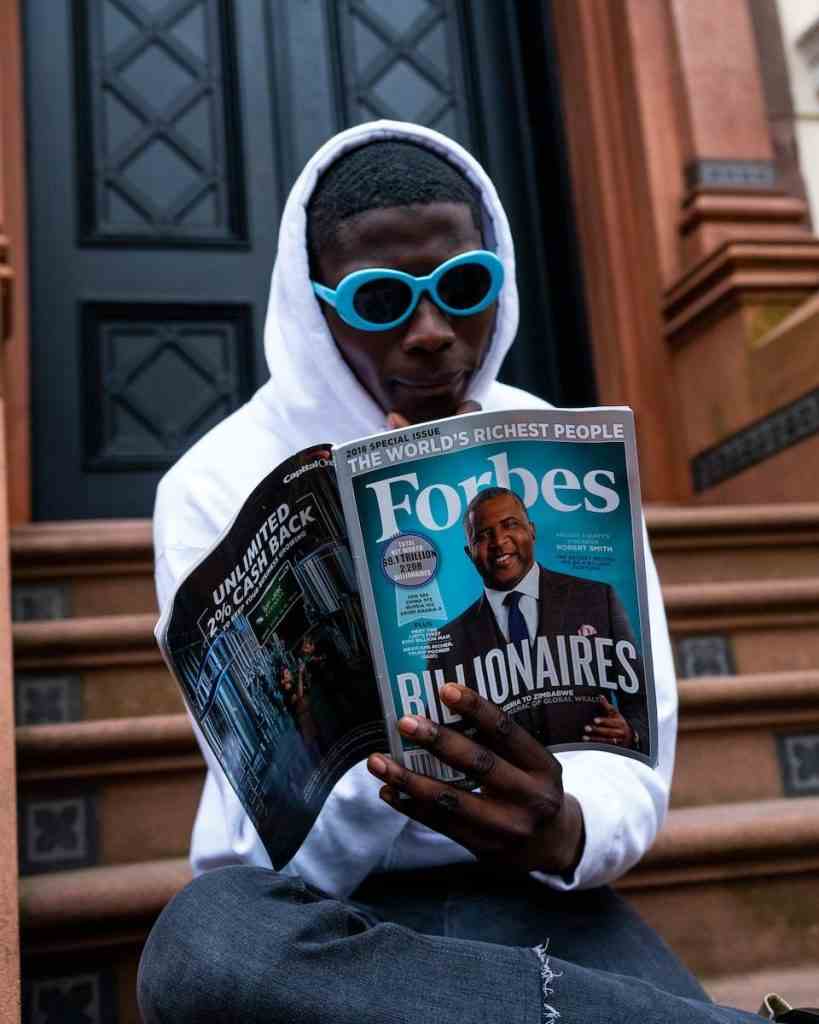 2 boxeurs dans les 50 sportifs les mieux payés au monde (Forbes) man in white long sleeve shirt holding magazine