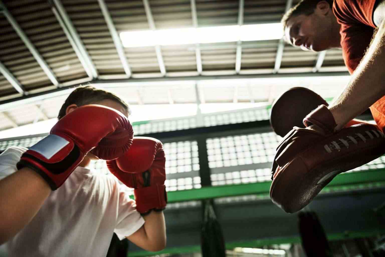 Comment progresser rapidement en boxe anglaise : le guide ultime Boy Boxing Training Punch Mitts Exercise Concept