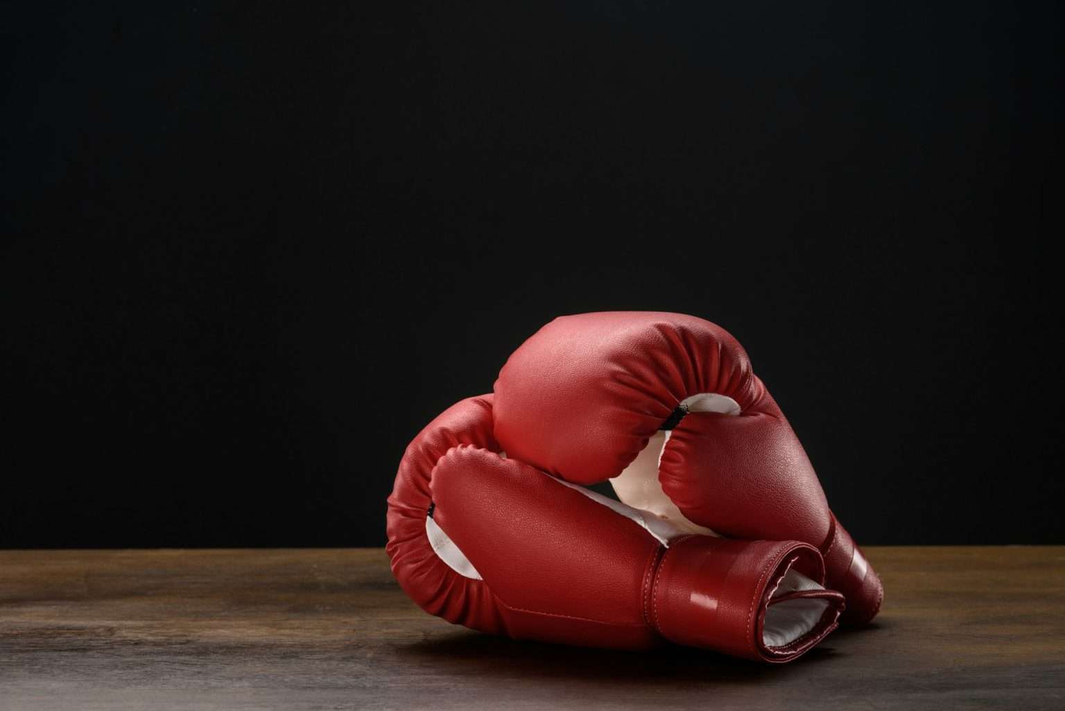 Alfredo Angulo vs James Kirkland : Un affrontement explosif Closeup shot of red boxing gloves placed on dark wooden surface