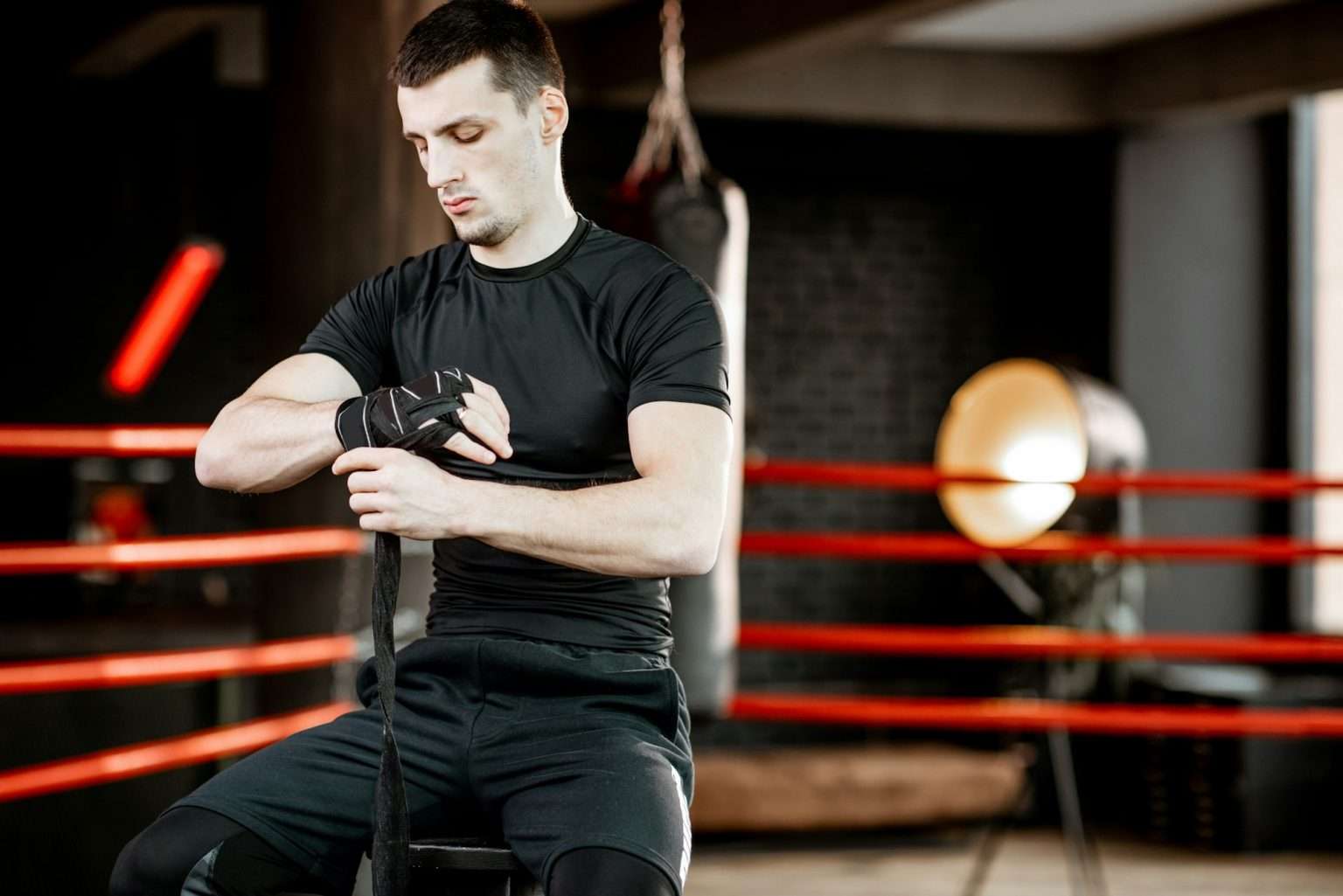 Combien de temps pour apprendre la boxe anglaise ? Man preparing for the boxing training