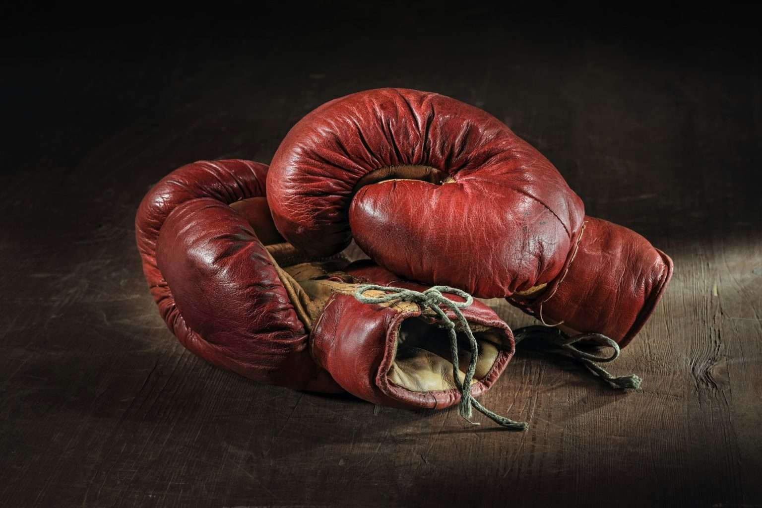 David Haye met KO Dereck Chisora dans un combat explosif Old Boxing Gloves