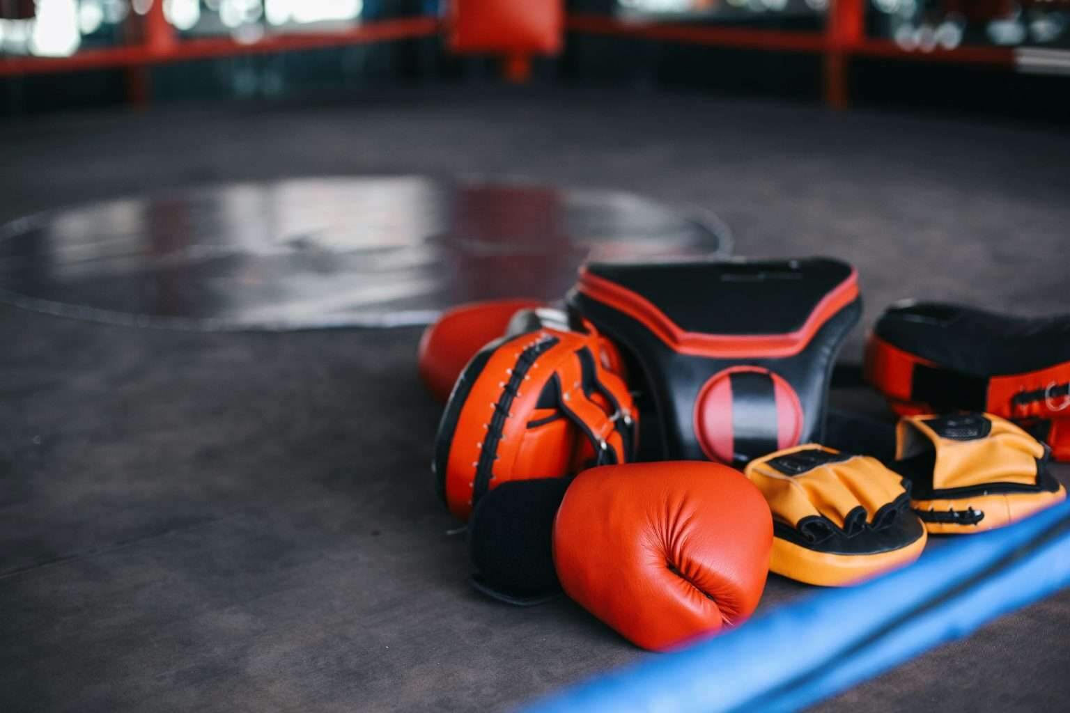 Le Muay Thaï est-il Efficace pour la Perte de Poids ? Boxing Training Equipment On The Floor