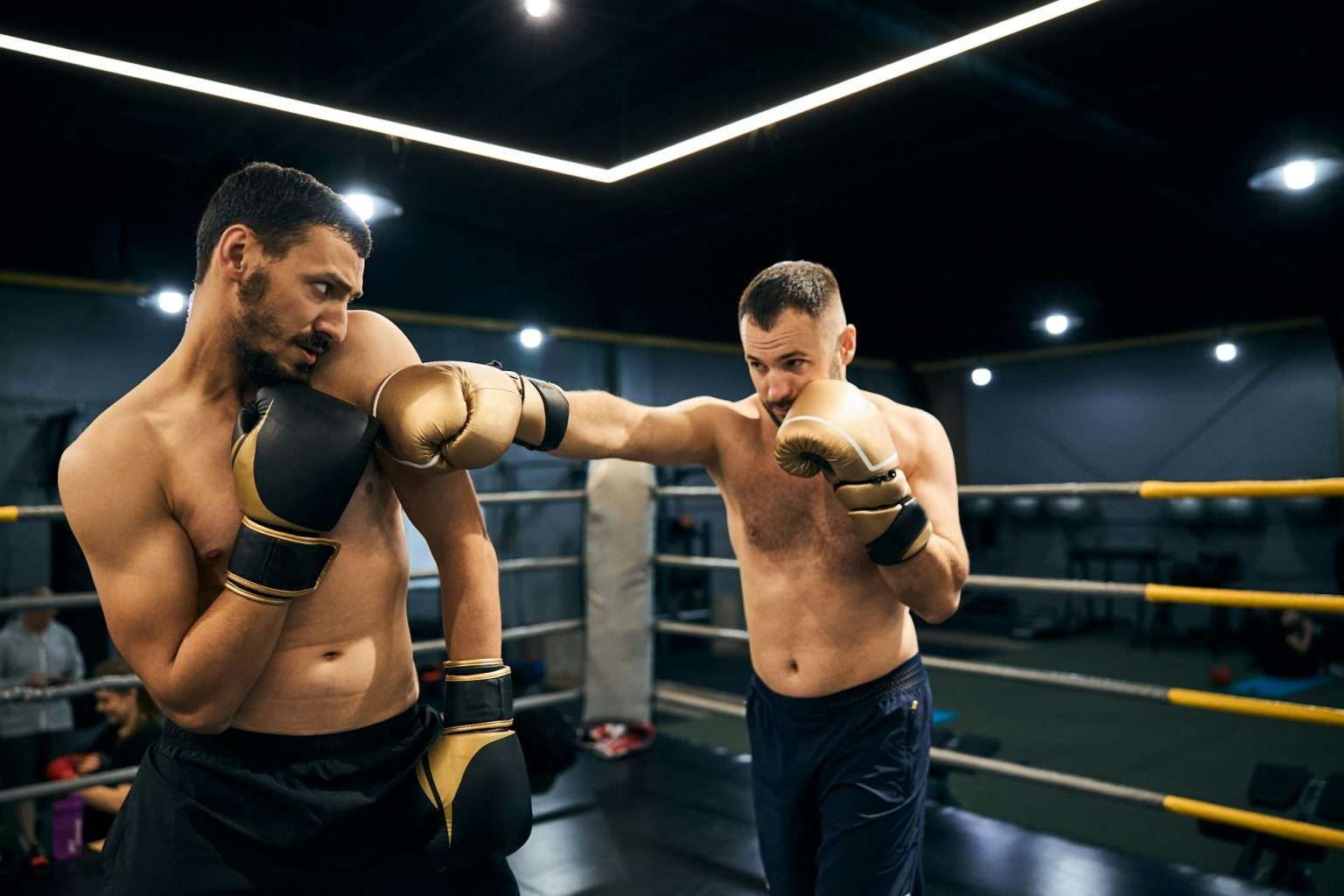 J’ai peur de faire de la boxe : Comment surmonter l’appréhension des coups Fearful champion is evading his opponent blow