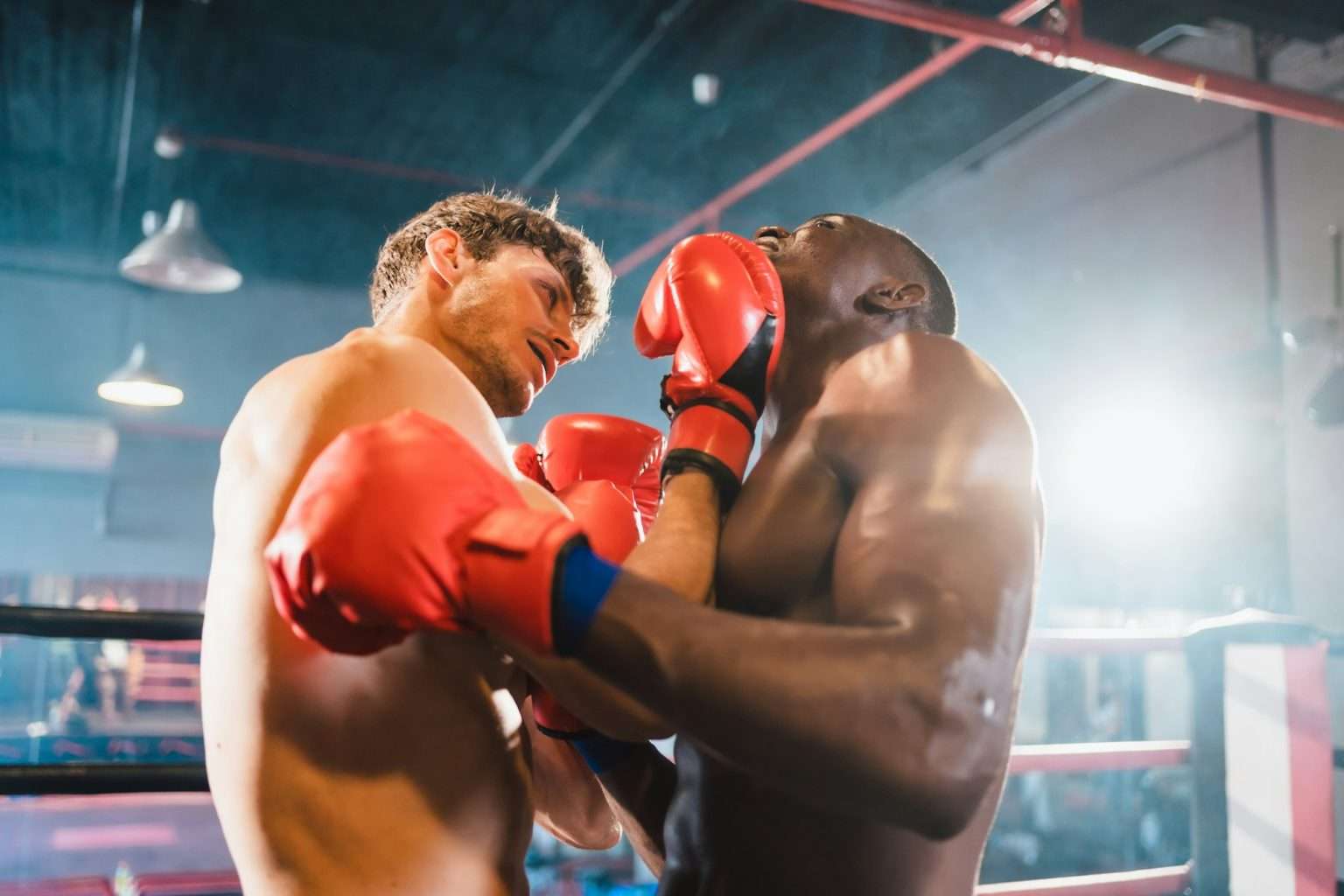 Les coups les plus redoutables pour mettre KO en boxe Gym atmosphere, Two professional fighters posing sport boxing ring. Fighting MMA, Thai Boxing match