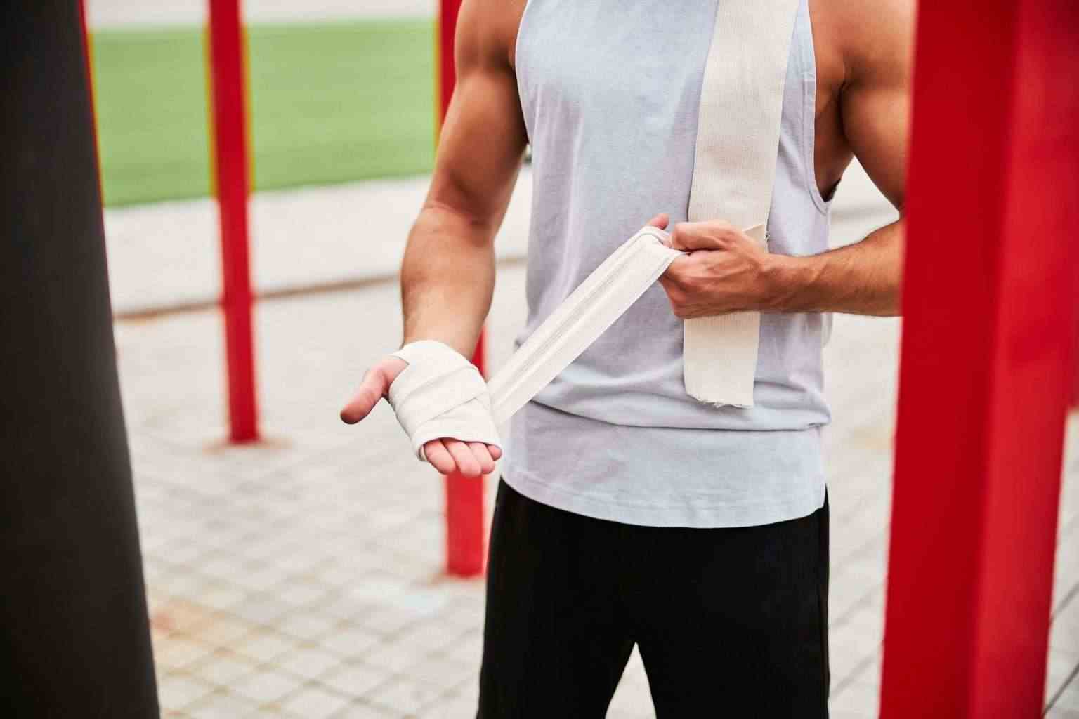 20 Conseils pour Garder sa Motivation en Boxe Man getting ready for boxing in open air