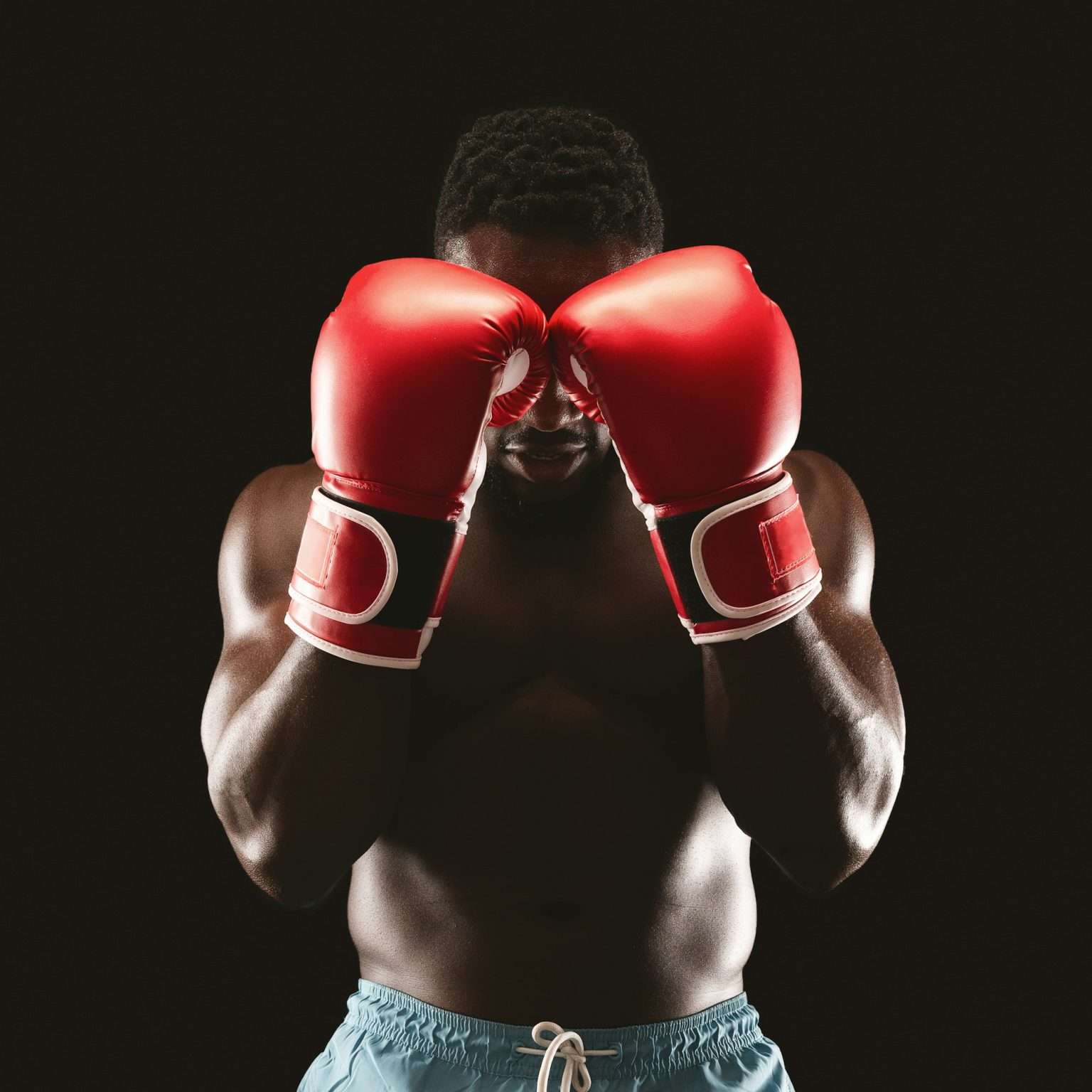 Erislandy Savon : le boxeur cubain qui a défié Anthony Joshua Portrait of professional boxer showing defence pose