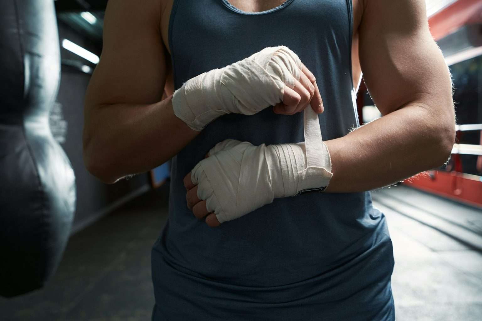 Les 8 entraînements de boxe les plus insolites du monde Sportsperson preparing for boxing training at gym