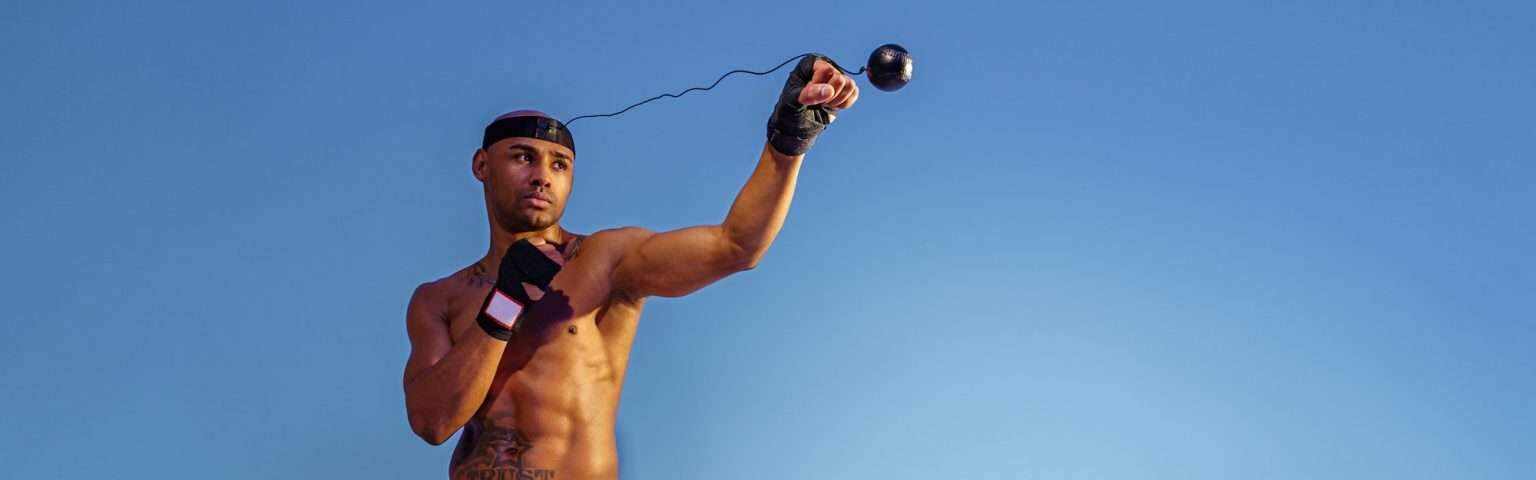 Comment fabriquer sa propre Fight Ball Reflex avec une balle de tennis Sporty man with naked torso uses a boxing ball simulator for training on studio background