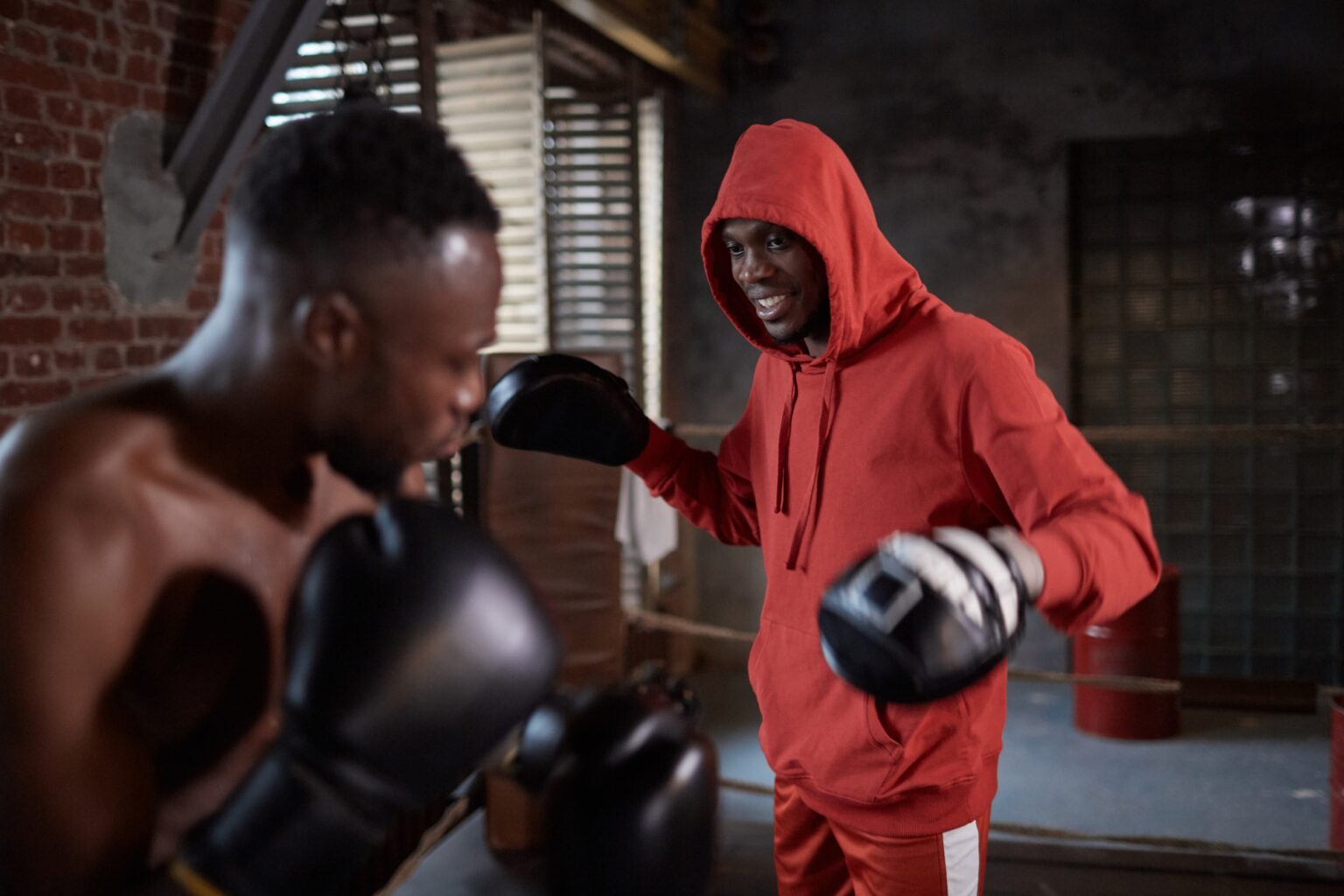 Jackie Cataline défie Jamie Edenden au Invicta FC 61 : Prête à frapper fort Boxers fighting in gym