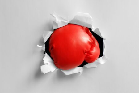 Le vétéran UFC Tyson Pedro démarre fort en boxe et défie Jake Paul au KO Boxing glove knockout punch