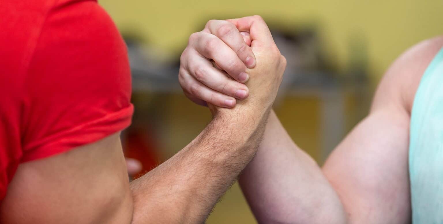 Eddie Hall répond aux accusations de tricherie après avoir mis K.O. un quintuple champion du Monde de force en seulement 30 secondes Close-up shot of strong mans' muscles during an arm-wrestling fight