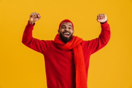 Anthony Cuba célèbre sa victoire avec une carte Pokémon Excited african american guy screaming and showing winner gesture