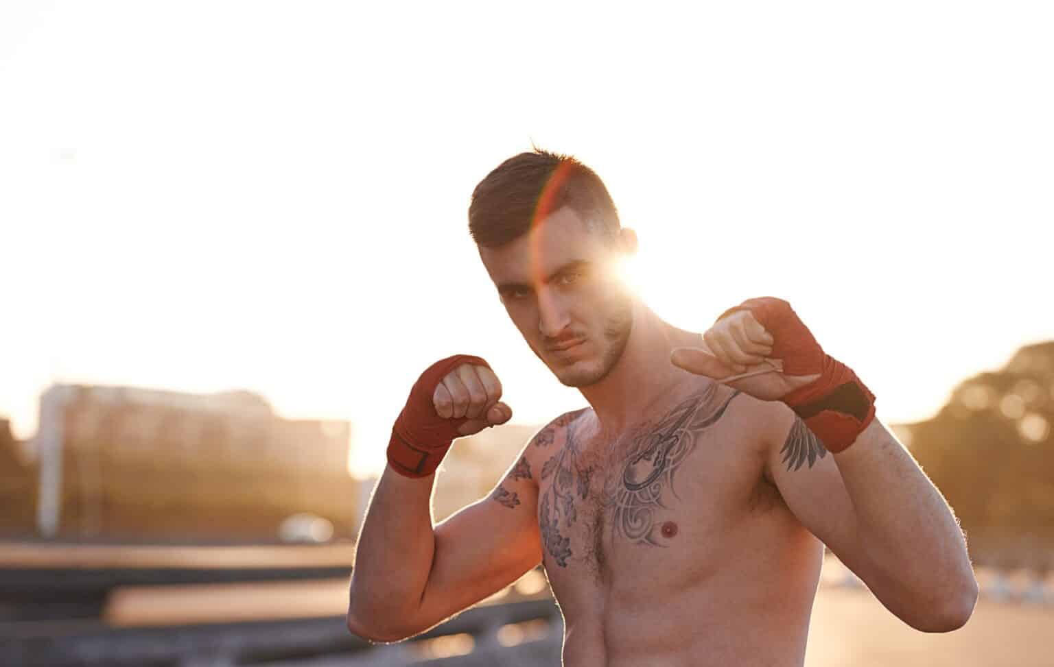 la lĂ©gende de Manchester United, Patrice Evra, s’associe Ă des stars de l’MMA pour se prĂ©parer Ă son premier combat en PFL Lets go. A serious young mma fighter with his fists up.