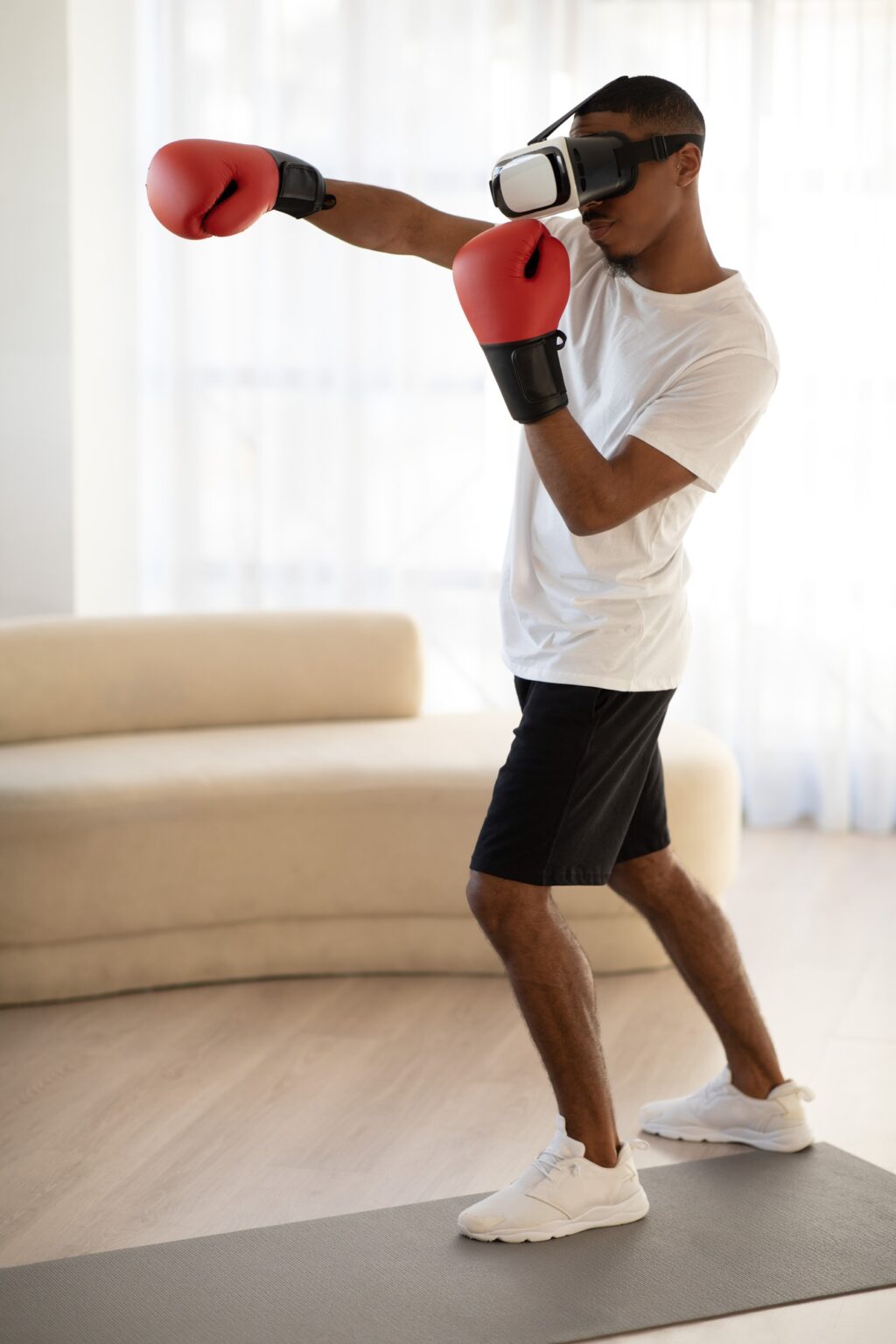 Paddy Pimblett : un avenir imminent dans une nouvelle catégorie à l’UFC ? Young black sportsman in VR headset boxing at home