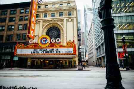 Joe Rogan riposte avec franchise après une critique acerbe d’une icône de l’UFC Vibrant view of the historic Chicago Theatre on a bustling downtown street.